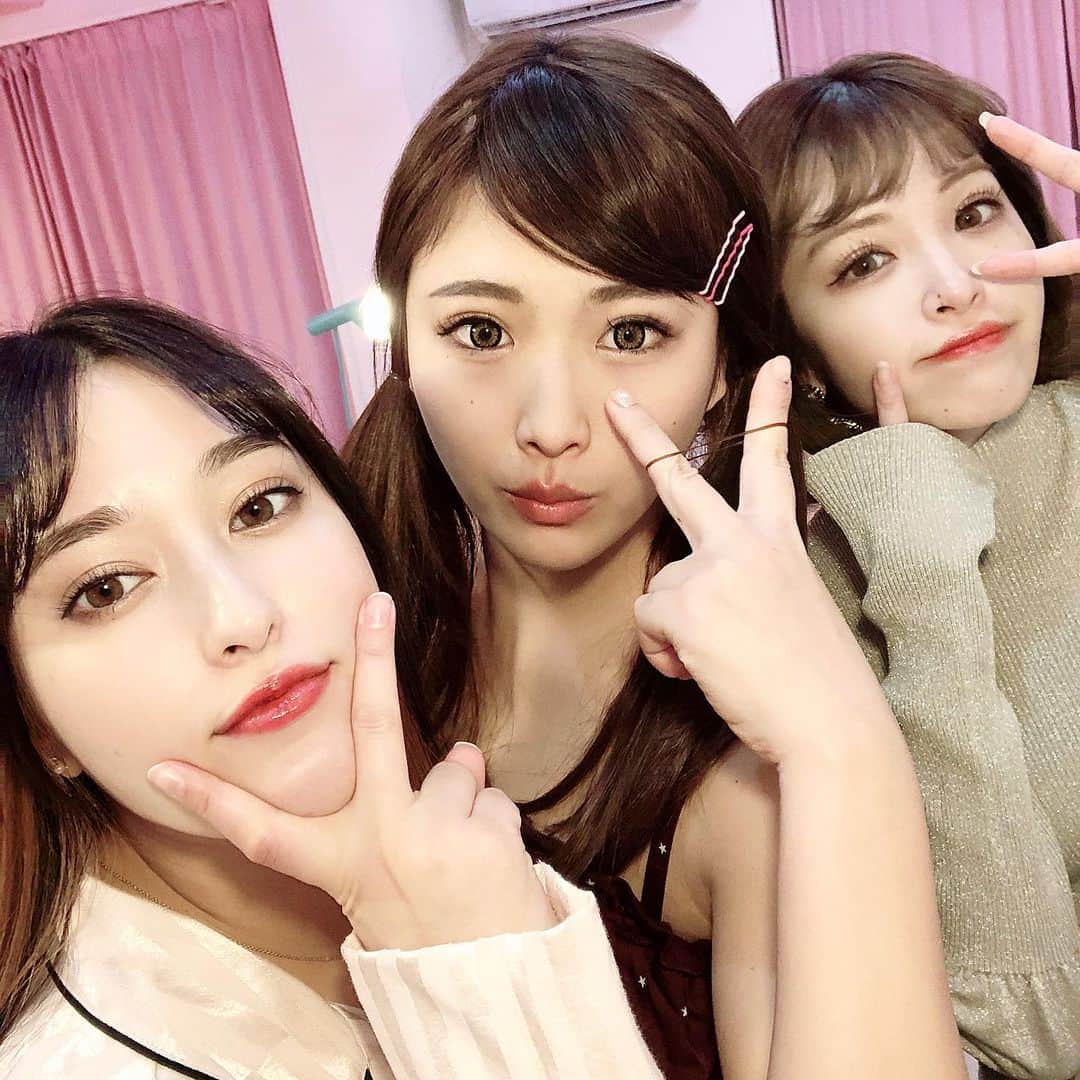 玉川来夢のインスタグラム：「友達をインスタに載せるの珍しい気がする。 いつも1人の写真ばっかりなので たまにはいいかなぁって💛❤️💙💜💚 Rトリオですね💗 Rina・Risa・Ramu @hirari_official  @risa_booo  #仲良し #インスタグラマー #女優 #グラビア #お笑い芸人」