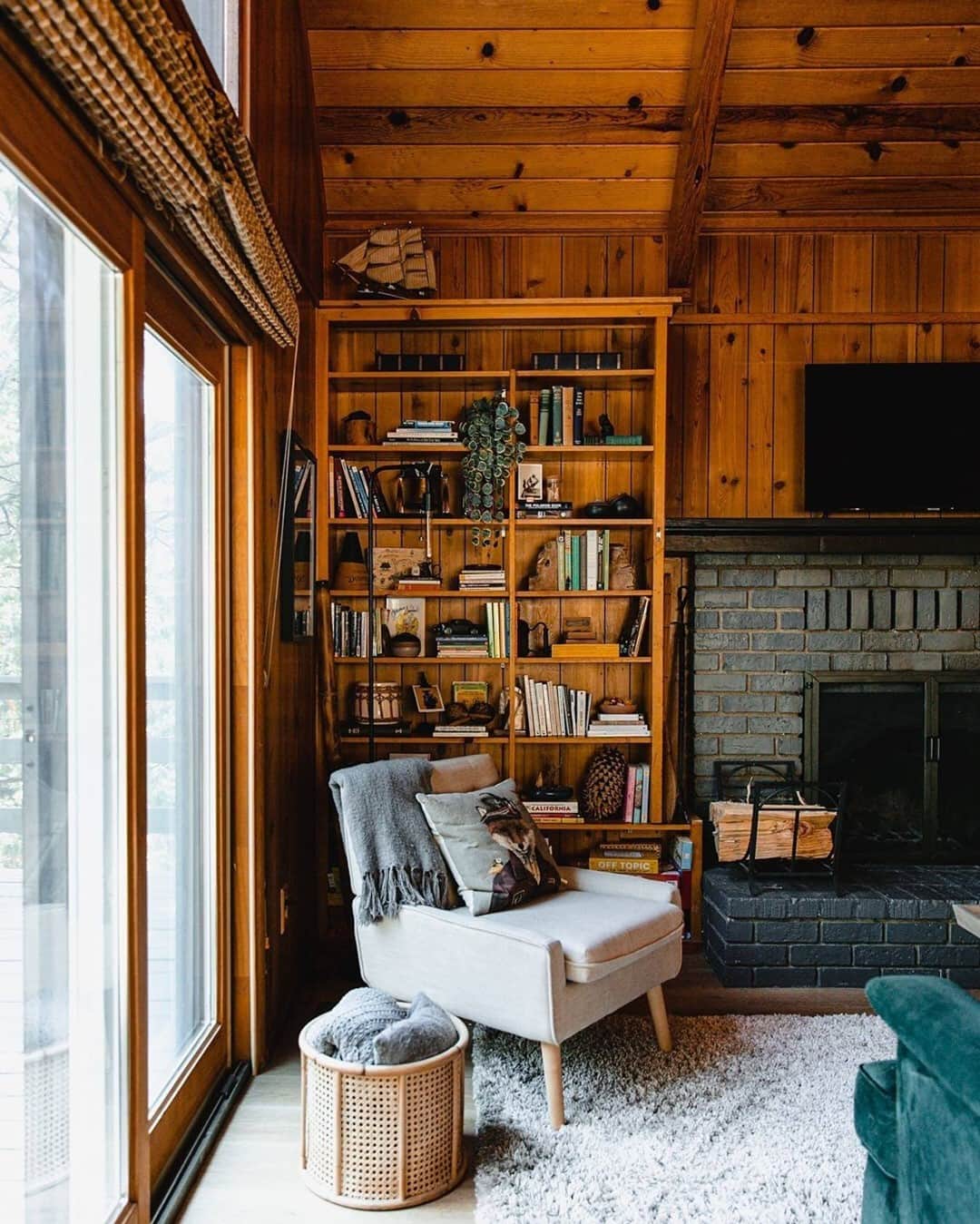 Airbnbのインスタグラム：「Don’t let the kicked-back vibe of this cabin in the pines keep you from springing into action to update your travel wish list. Amy, your Superhost, provides local expertise either personally or in guidebook form, including directions to secret hikes. After a day on the trail, refuel with comfort food from Gastrognome, a favorite around here for almost 50 years.  Photo: @whiskeycreekcabin」