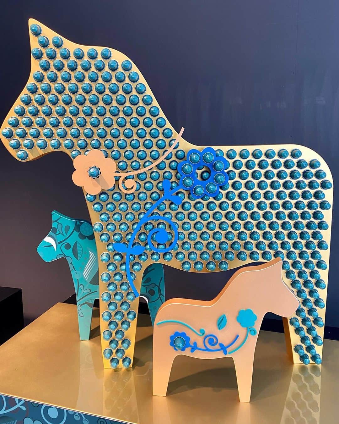 Nespressoさんのインスタグラム写真 - (NespressoInstagram)「Did you know that the Dala Horse was originally a handcrafted toy for children?  These carved wooden figurines are nowadays a well-known symbol of Sweden, an appreciated gift and a token of good luck. Join us in our Nespresso #WorldExplorations wishful journey. Second stop Stockholm ✈️   👉 Swipe to discover some exclusive behind-the-scenes!  📍 Mannheim, Germany  #Nespresso #NespressoWorldExplorations #WorldExplorations #NespressoWindows #makeawish」1月30日 23時07分 - nespresso