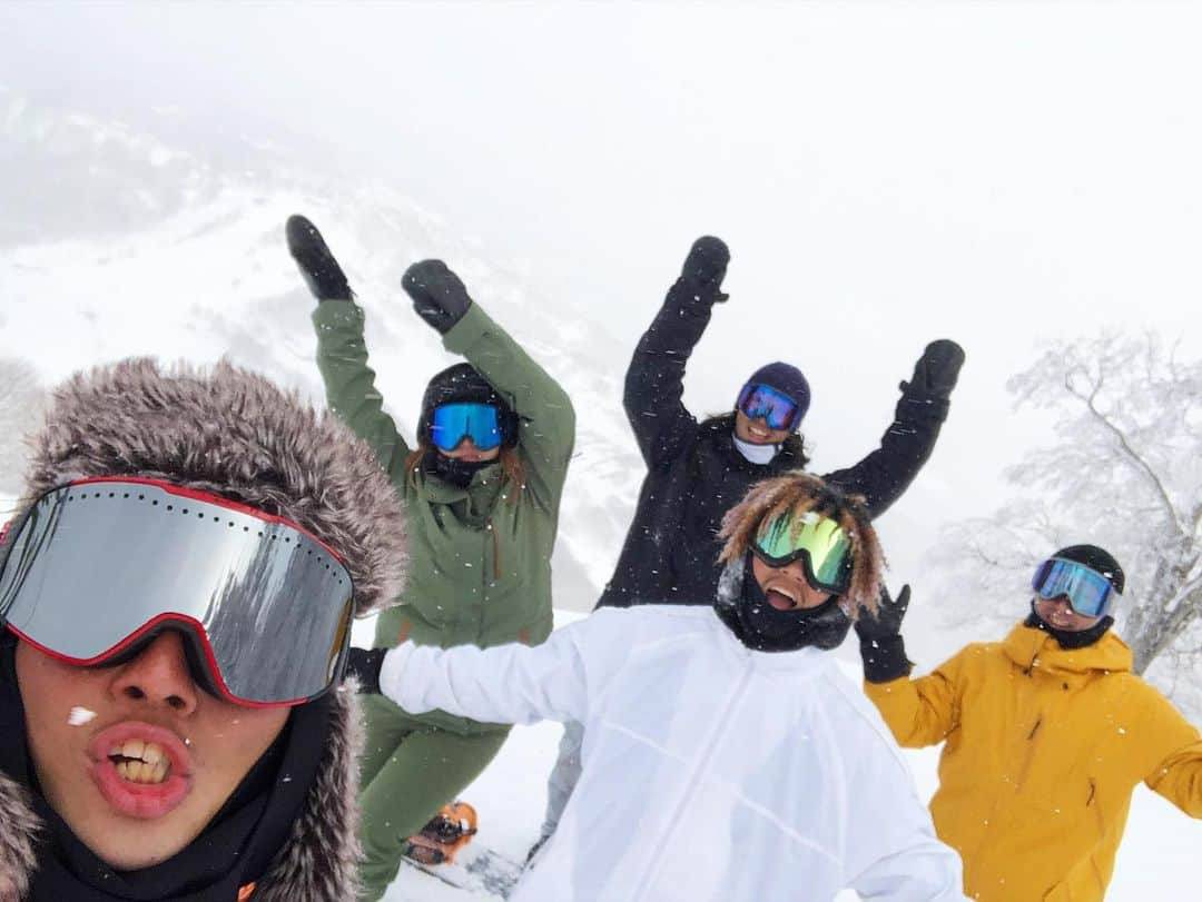 hoshinofumikaのインスタグラム：「Fun day w fun crew 🧡💚🖤🤍💛 楽しい仲間と楽しい山を✌️ @madarao.ski 🏔 スタンサーとマジックソールでいろいろ調整して滑った日♪ バランスよく可動域広げてみよーと思う☺️ そしたらきっと無くした ハードディスク出てくる気がする笑 最近アップアップで 注意散乱してた！😂 . . . .  #snowboarding #snowboard #snow #winter #japan #ootd #スノーボード #スノボ #スノボー #スノボ女子 #スノボ好きな人と繋がりたい #冬 #スキー場 #スキー #斑尾高原 #madapow #斑尾最高スキー場　#雪山」