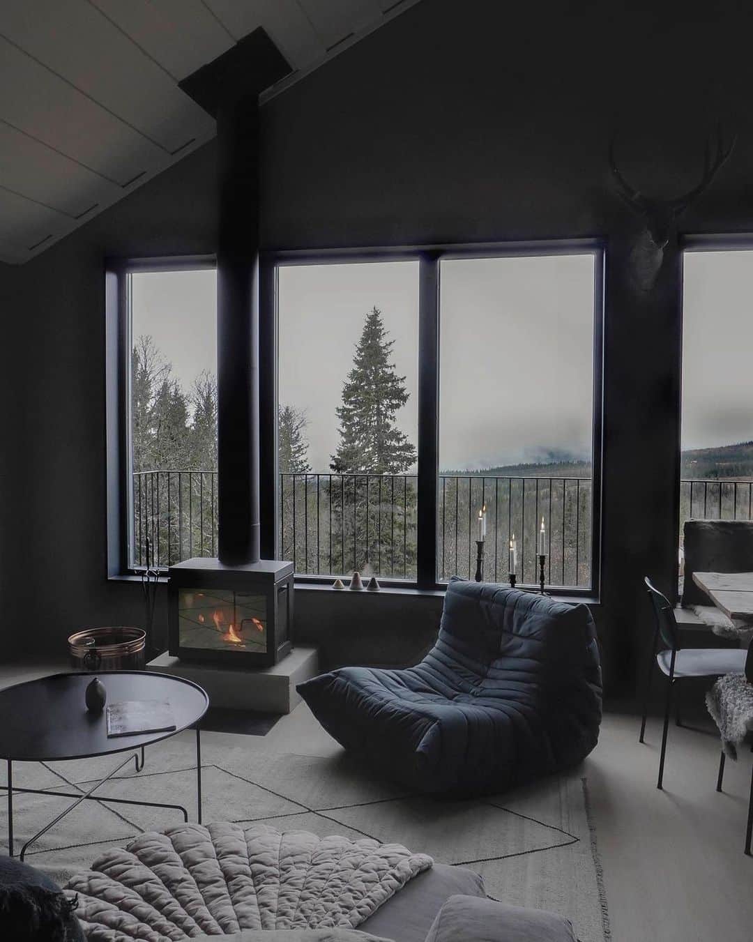 Ligne Rosetさんのインスタグラム写真 - (Ligne RosetInstagram)「Togo by the fire.⁠⁠ ⁠⁠  🤞 for an invite to this winter getaway home in Åre, Sweden.⁠⁠ ⁠⁠ 📸: @thestrawstudio⁠⁠ ⁠⁠ See our story for more #HomeWithTogo inspiration.⁠⁠ ⁠⁠ ⁠⁠」1月30日 23時10分 - ligneroset