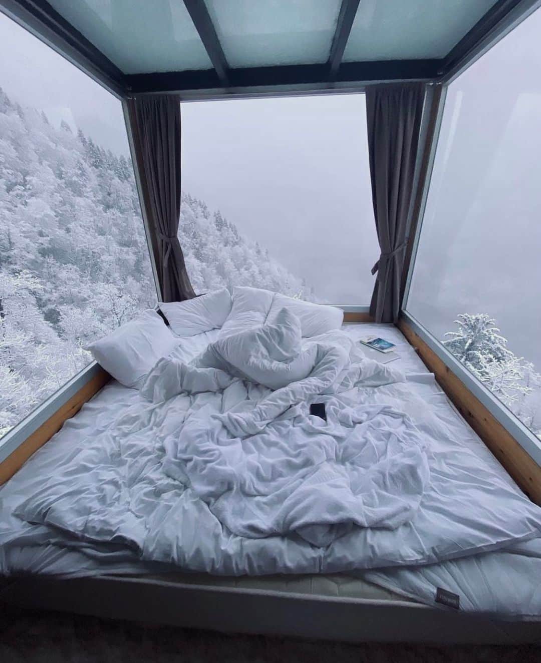 ペニーレ・タイスベックのインスタグラム：「Wouldn’t mind waking up in the clouds🤍🤍  (©️ @dumbadzemarika )」