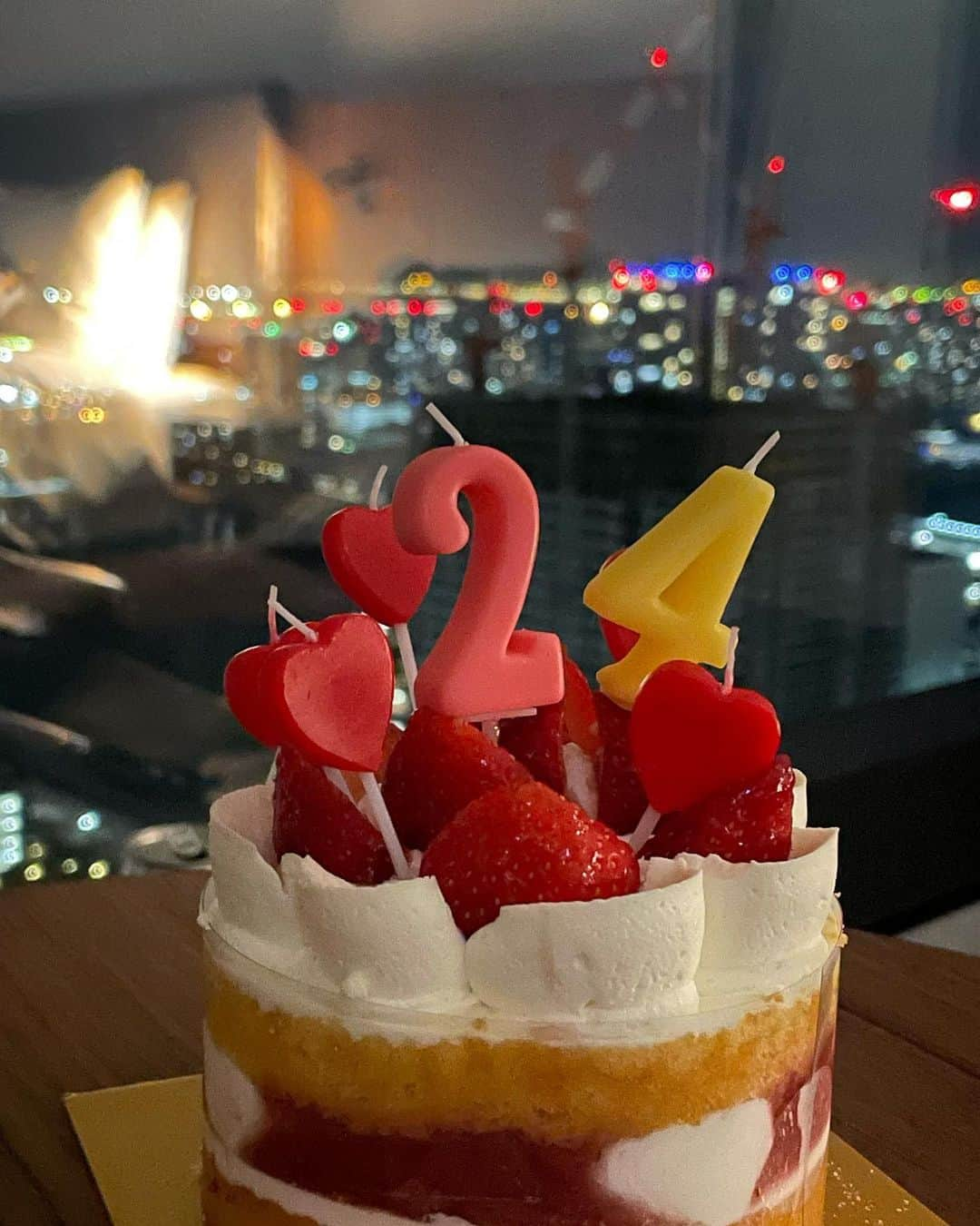 いくみさんのインスタグラム写真 - (いくみInstagram)「ちょっと前だけどとっても幸せな日でした🎂🤍﻿  @1991akino0001 ありがとう〜愛だよ〜」1月30日 23時11分 - yooookohara