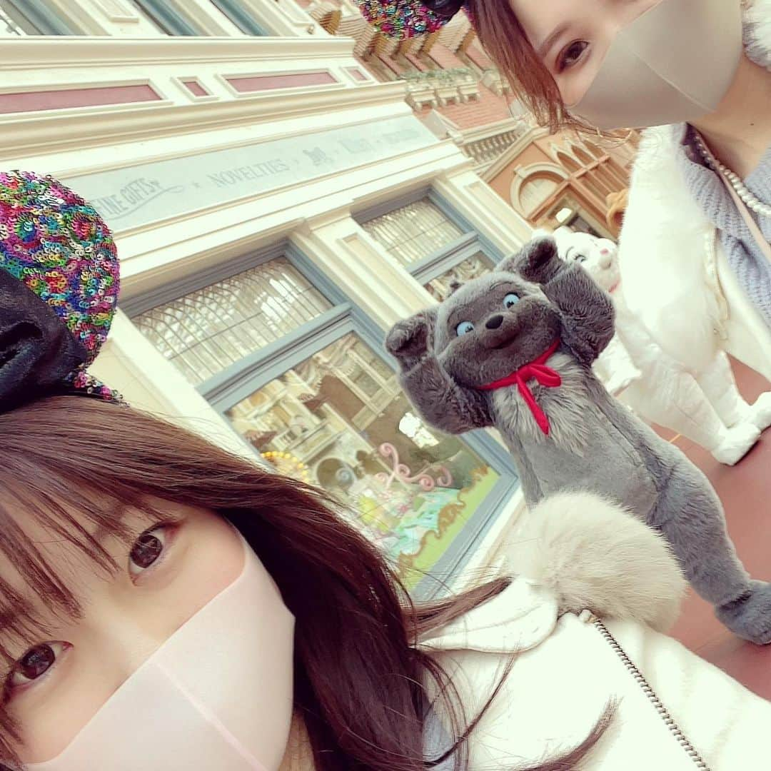 長谷川麻衣さんのインスタグラム写真 - (長谷川麻衣Instagram)「ディズニー❤️  ３枚目からの写真のキャラクターの名前分からなくて、 Google先生に 「マリーちゃん　灰色」 って入れたらすぐ出てきた🙂笑  ベルリオーズっていうお名前らしいです🐈‍⬛  ベルリオーズちゃんベストタイミングでこっち向いてポーズしてくれた❣️ かわいい😍💕  #ディズニー  #ディズニーコーデ #ディズニーコーデ冬  #ディズニーコーデおそろ  #ベルリオーズ #ベルリオーズかわいい  #マリーちゃん #ディズニーグッズ  #ディズニーカチューシャ #ディズニーカチューシャコーデ  #ディズニーランドコーデ  #ディズニーバルーン #手持ちバルーン #tokyodisneyresort  #tokyodisneyland  #みんなの好きなキャラクターは ？」1月30日 23時15分 - hasegawa_maimai