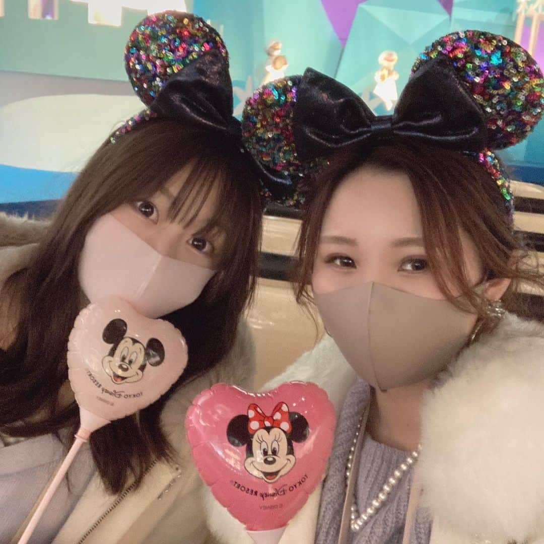 長谷川麻衣のインスタグラム：「ディズニー❤️  ３枚目からの写真のキャラクターの名前分からなくて、 Google先生に 「マリーちゃん　灰色」 って入れたらすぐ出てきた🙂笑  ベルリオーズっていうお名前らしいです🐈‍⬛  ベルリオーズちゃんベストタイミングでこっち向いてポーズしてくれた❣️ かわいい😍💕  #ディズニー  #ディズニーコーデ #ディズニーコーデ冬  #ディズニーコーデおそろ  #ベルリオーズ #ベルリオーズかわいい  #マリーちゃん #ディズニーグッズ  #ディズニーカチューシャ #ディズニーカチューシャコーデ  #ディズニーランドコーデ  #ディズニーバルーン #手持ちバルーン #tokyodisneyresort  #tokyodisneyland  #みんなの好きなキャラクターは ？」