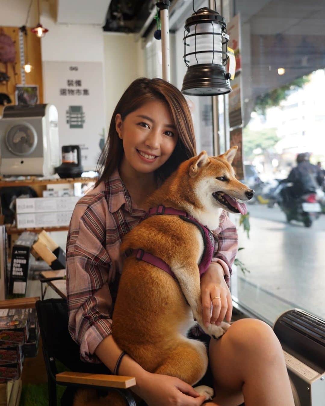 辜莞允（Nono Ku）のインスタグラム：「人家window shopping 我是window camping櫥窗露營🤣🤣」