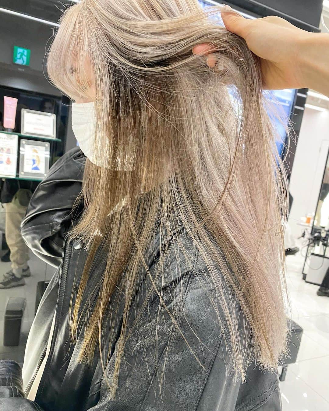 Sachiさんのインスタグラム写真 - (SachiInstagram)「Blonde + Point color   Point colorはそのhairのバランスによりさまざま。　 色味もバランスの良い２色を選ぶ。  内側に入れると、チラホラ見えるバランスも アレンジしたら表側にでるという 表情豊かなバランスが好き。 リバーシブル感。&やっぱり好きだなW balance感。 . ブロンドに飽きた方、オススメです。  #shima_sachi#hair#tokyo#girl」1月30日 23時18分 - sattyyyyy