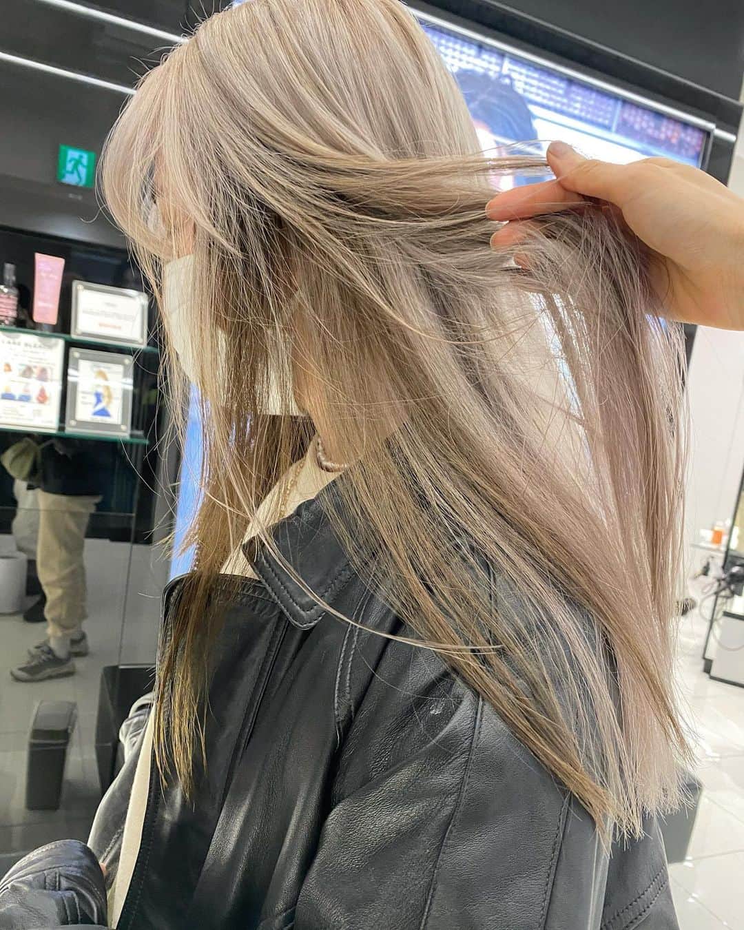 Sachiのインスタグラム：「Blonde + Point color   Point colorはそのhairのバランスによりさまざま。　 色味もバランスの良い２色を選ぶ。  内側に入れると、チラホラ見えるバランスも アレンジしたら表側にでるという 表情豊かなバランスが好き。 リバーシブル感。&やっぱり好きだなW balance感。 . ブロンドに飽きた方、オススメです。  #shima_sachi#hair#tokyo#girl」
