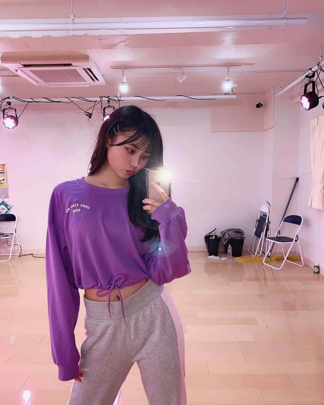 宮丸くるみのインスタグラム：「今日はワンマンのレッスン９時間くらいしてました( ¨̮ )  明日も頑張る！！！  ・ ・ ・  #リリバリ #lilyofthevalley #idol #アイドル #レッスン着 #レッスン #鏡 #puma #bershka #ジャージ #くるみんコーデ #黒髪 #ぱっつん前髪 #ロングヘア #巻き髪 #jk #18歳 #高校生」