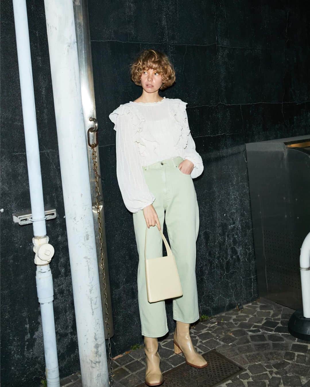 スライさんのインスタグラム写真 - (スライInstagram)「RON DENIM NEW SLY JEANS #SLYJEANS _____________________________________________ 全てSLY店舗・SHEL'TTER WEBSTORE・ZOZOTOWNにて発売中 ☑︎RON CROPPED WIDE STRAIGHT (030ESM11-0740) L/MINT,L/BRN ¥12,000+tax #SLYJEANS  製品染めの後にしっかりと洗い加工をかけた事でカラーデニムでありながら、絶妙な風合いと淡い色のアイテム。 ジャストウエストにヒップから足まわりにかけて緩めのリラックス感あるシルエット。 トップスはシンプルにウエストにインして、スリムなショートブーツなどですっきりと見せるスタイリングがオススメです。  SHEL'TTER WEBSTORE・ZOZOTOWNにて先行予約発売中 SLY店舗2月入荷予定 ☑︎VOLUME SLEEVE RUFFLE BLOUSE (030ESM30-0750) IVOY,BLK,BEG ¥8,000+tax  全てSLY店舗・SHEL'TTER WEBSTORE・ZOZOTOWNにて発売中 ☑︎MINIMAL CURVE BAG (030ESM55-1770) IVOY,BLK ¥6,000+tax  ☑︎RIMMED ANKLE HIGH BOOTS (030ESA55-0640) BEG,BLK ¥13,000+tax _____________________________________________ #SLY #SLY_fav #SLYJEANS」1月30日 23時20分 - sly_official