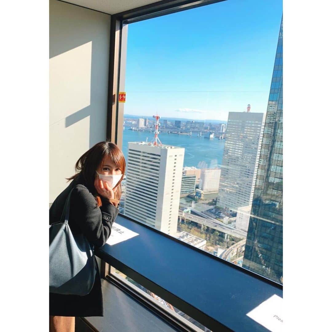 舘谷春香のインスタグラム：「明日で貿易センターの展望台が営業を終えるということで、今日のぺぺぺ終わりで登ってきました。  仕事でちょっと疲れた時とか、何か考え事したい時とか、何度もお世話になりました！ 文化放送での３年間を色々支えてもらったなあ〜。  東京タワーが綺麗に見えて東京湾も綺麗に見えて、文化放送もしっかり見えて笑 大都会東京の景色を一望！今日見た景色を忘れないようにします。  ひとりで寂しく見てたんだけど、ストーリーズ見たなほちゃんがまだいる？？って連絡くれて、竹之下さんとちょうど上がって来たので一緒にまわらせてもらった〜！ ３周くらいしちゃいました🥺✨  思い出の貿易センタービル！ありがとうございました！感謝でいっぱい！  #文化放送 #の目の前 #貿易センタービル #貿易センタービル展望台 #展望台 #浜松町 #芝離宮 #浜離宮 #東京湾 #高いところが好き #ありがとう貿易センタービル #シーサイドトップ #seasidetop #シーサイドトップ展望台 #世界貿易センタービル #世界貿易センタービル展望台 #世界貿易センター #Clubhouse #引き続き #フォローしてね #followｍe」