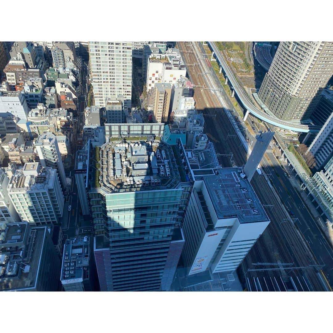 舘谷春香さんのインスタグラム写真 - (舘谷春香Instagram)「明日で貿易センターの展望台が営業を終えるということで、今日のぺぺぺ終わりで登ってきました。  仕事でちょっと疲れた時とか、何か考え事したい時とか、何度もお世話になりました！ 文化放送での３年間を色々支えてもらったなあ〜。  東京タワーが綺麗に見えて東京湾も綺麗に見えて、文化放送もしっかり見えて笑 大都会東京の景色を一望！今日見た景色を忘れないようにします。  ひとりで寂しく見てたんだけど、ストーリーズ見たなほちゃんがまだいる？？って連絡くれて、竹之下さんとちょうど上がって来たので一緒にまわらせてもらった〜！ ３周くらいしちゃいました🥺✨  思い出の貿易センタービル！ありがとうございました！感謝でいっぱい！  #文化放送 #の目の前 #貿易センタービル #貿易センタービル展望台 #展望台 #浜松町 #芝離宮 #浜離宮 #東京湾 #高いところが好き #ありがとう貿易センタービル #シーサイドトップ #seasidetop #シーサイドトップ展望台 #世界貿易センタービル #世界貿易センタービル展望台 #世界貿易センター #Clubhouse #引き続き #フォローしてね #followｍe」1月30日 23時26分 - tty0250hrk