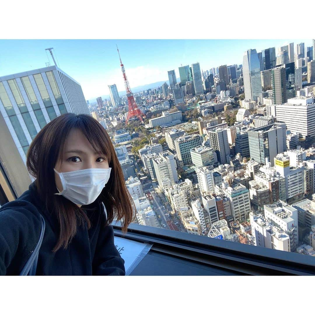 舘谷春香さんのインスタグラム写真 - (舘谷春香Instagram)「明日で貿易センターの展望台が営業を終えるということで、今日のぺぺぺ終わりで登ってきました。  仕事でちょっと疲れた時とか、何か考え事したい時とか、何度もお世話になりました！ 文化放送での３年間を色々支えてもらったなあ〜。  東京タワーが綺麗に見えて東京湾も綺麗に見えて、文化放送もしっかり見えて笑 大都会東京の景色を一望！今日見た景色を忘れないようにします。  ひとりで寂しく見てたんだけど、ストーリーズ見たなほちゃんがまだいる？？って連絡くれて、竹之下さんとちょうど上がって来たので一緒にまわらせてもらった〜！ ３周くらいしちゃいました🥺✨  思い出の貿易センタービル！ありがとうございました！感謝でいっぱい！  #文化放送 #の目の前 #貿易センタービル #貿易センタービル展望台 #展望台 #浜松町 #芝離宮 #浜離宮 #東京湾 #高いところが好き #ありがとう貿易センタービル #シーサイドトップ #seasidetop #シーサイドトップ展望台 #世界貿易センタービル #世界貿易センタービル展望台 #世界貿易センター #Clubhouse #引き続き #フォローしてね #followｍe」1月30日 23時26分 - tty0250hrk