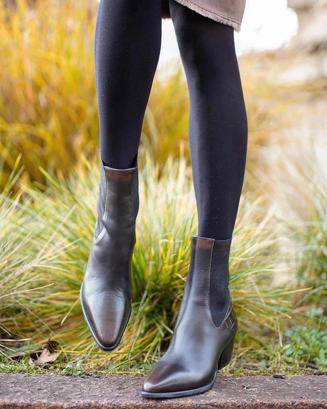 エンリーベグリンのインスタグラム：「Shoes transform your body language and attitude. They lift you physically and emotionally.  #leather#boots#henrybeguelin#style#winter#sale#」