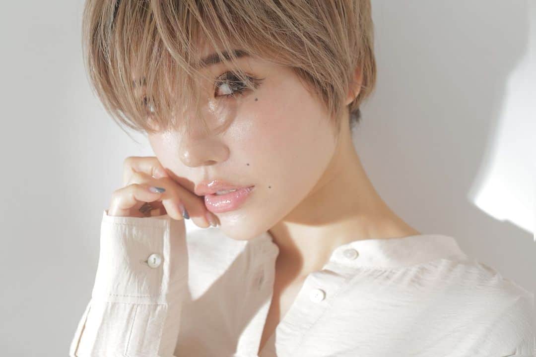 のインスタグラム：「ナチュラルーー🧸. . . @hirose_shinya . .  #作品撮り #サロンモデル #猫目 #impression_shots#lovers_nippon_portrait #explorejpn #ビジョビ  #関西サロンモデル #関西サロンモデル募集中 #関西サロンモデル募集 #サロモ #ヘアモデル #メイク好きさんと繋がりたい  #フリーモデル#関西モデル #お洒落さんと繋がりたい #カラコンレポ #make #ショート#ショートヘアモデル #tiktok #ブリーチカラー #バイヤレージュ #ピンクカラー #パープルカラー #ダブルカラー  .」