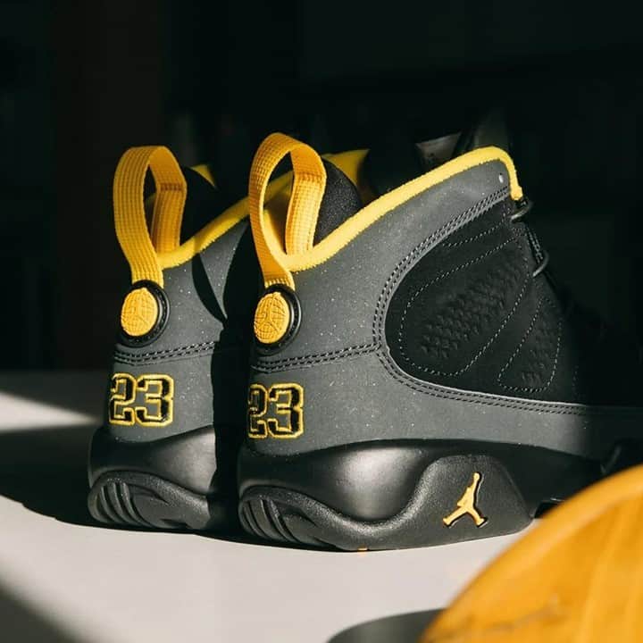 Sneaker News x Jordans Dailyさんのインスタグラム写真 - (Sneaker News x Jordans DailyInstagram)「HEADS UP: The Air Jordan 9 "Dark Charcoal" releases in 30 minutes. ⁠ ⁠ Hit the link in the bio to make sure you secure your pair #jordansdaily⁠ ⁠ Photo: @dtlrvilla」1月30日 23時30分 - jordansdaily