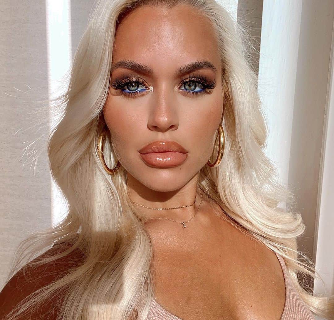 ロッティー・トムリンソンのインスタグラム：「full make up details ✨  @tanologisttan body beam as a base & on the bod @lauramercier tinted moisturiser  @bareminerals blush & highlight @urbandecaycosmetics chaos liner @beautybaycom nude palette  @benefitcosmeticsuk precisely my brow pencil  @morphebrushes sweet tea lip liner @maccosmeticsuk creme d nude lippy 💕 been ordering sooo much make up... Comment below any products you’ve been loving lately x」