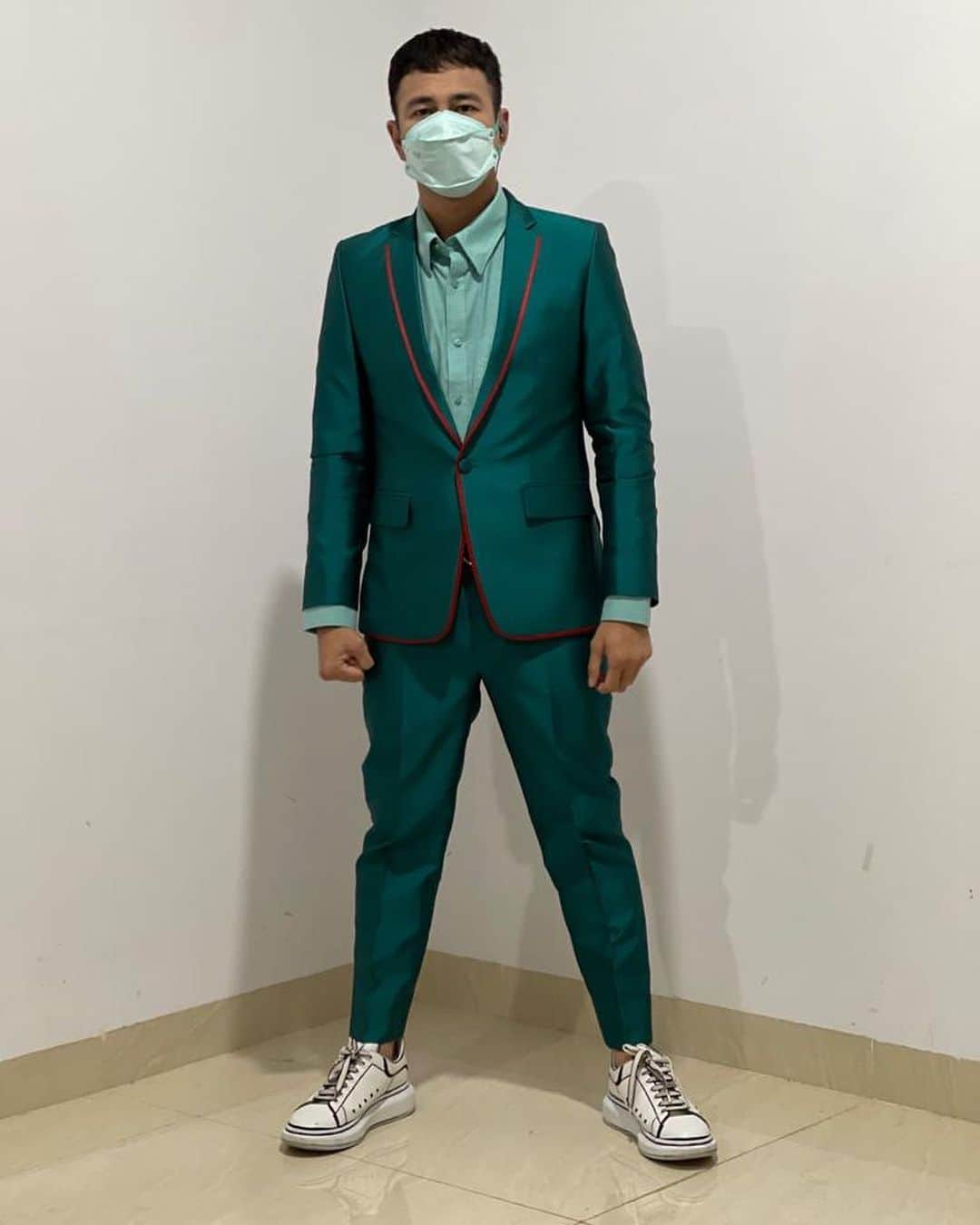 Raffi Ahmadさんのインスタグラム写真 - (Raffi AhmadInstagram)「@tiktokofficialindonesia awards  Costum suit by @sasdesigns @rakeshd18 styled @wanda_haraa #wandaharaaproject」1月30日 23時41分 - raffinagita1717