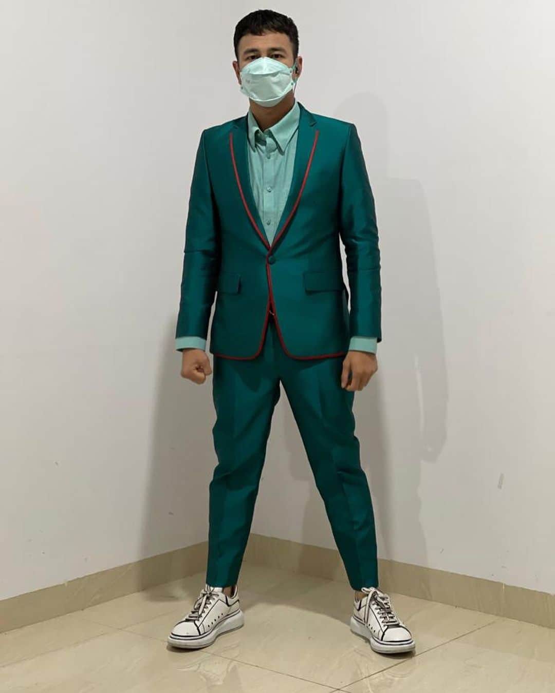 Raffi Ahmadさんのインスタグラム写真 - (Raffi AhmadInstagram)「@tiktokofficialindonesia awards  Costum suit by @sasdesigns @rakeshd18 styled @wanda_haraa #wandaharaaproject」1月30日 23時41分 - raffinagita1717