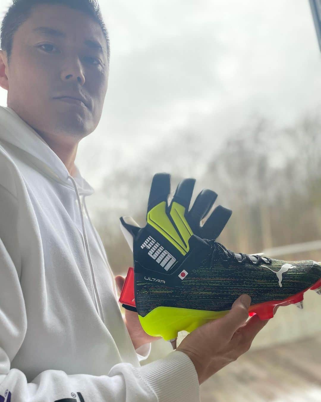 川島永嗣のインスタグラム：「THE GAME IS ON  #クレイジーにいこうぜ #DRIVETHEMCRA ZY #トラエテミロ #FUTUREZ @pumafootball_jp @pumajapan」