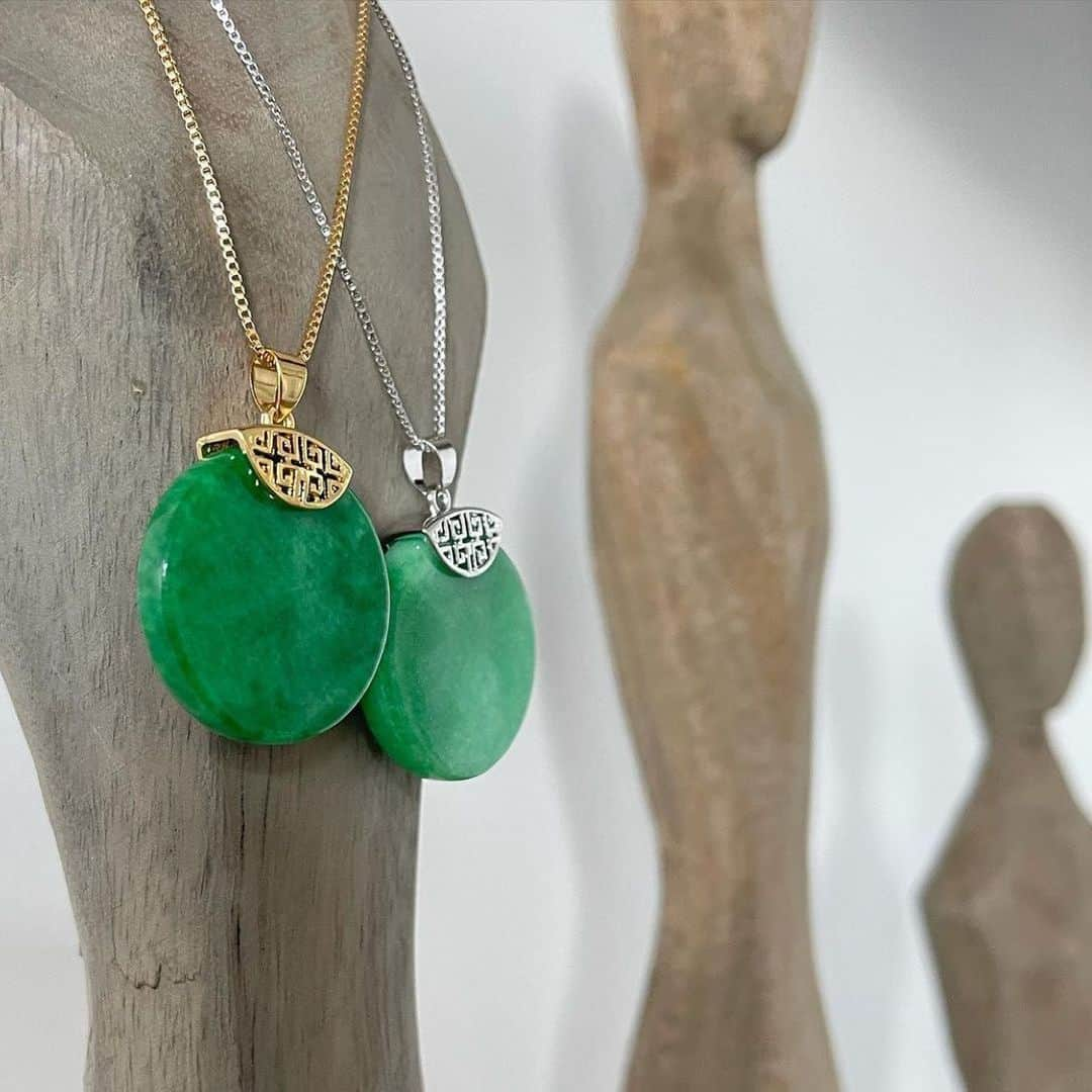 エヴァ・マルセルさんのインスタグラム写真 - (エヴァ・マルセルInstagram)「Happy to announce that my 💚Chunky Greek Round Jade Pendant is now available on @evabyevamarcille for purchase in Gold & Silver.  ***Due to an expected high volume of orders for this piece, please allow 3-4 days for preparation. 🛒  Thanks for your patience  & understanding 💚🌻」1月30日 23時41分 - evamarcille