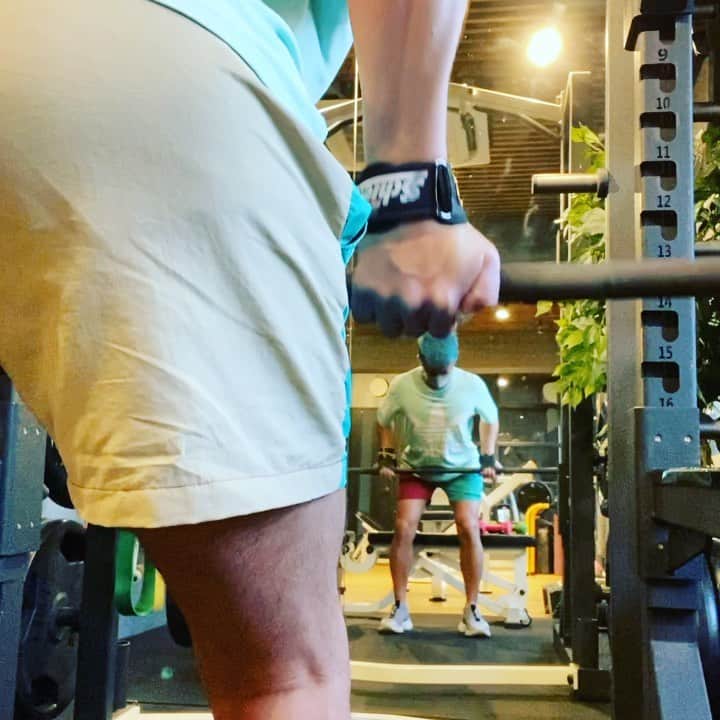 のインスタグラム：「先日は、 @personalbodylab_official  にて、 元格闘家「森口竜」氏🥊 のパーソナルトレーニングを受けて来ましたっ！！ ガッツリ1時間、 「背中」中心に「肩」💪🏽 マジ最後は朽ち果て、 崩れましたとさ…😇  #tokyo #japan #gym #training #muscle #workout #トレーニング #筋トレ #筋肉 #脚 #肩 #スクワット#デッドリフト #ボディビル #フィジーク #マッチョ #スポーツ #パーソナルトレーニング #大胸筋 #背筋 #デッドリフト #外腹斜筋 #背中 #腕 #西麻布 #パーソナルボディラボ #personalbodylab #森口竜」
