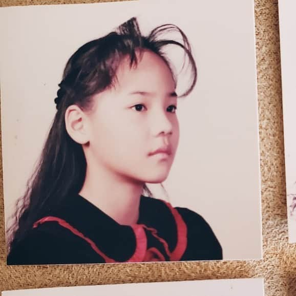 ユジンさんのインスタグラム写真 - (ユジンInstagram)「An old picture~When I was 11~! 짐정리 하다가 발견했다며 동생이 보내준 5학년때 찍은 증명 사진. 저 때 유행했던 더듬이 앞머리 어쩔...! 입고있던 원피스도 기억에 생생하다 아 세월이여...」1月30日 23時35分 - eugene810303