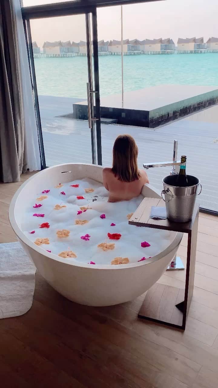 バーボラ・コディトヴァのインスタグラム：「My kind of a view at @movenpickkuredhivarumaldives 🥂」
