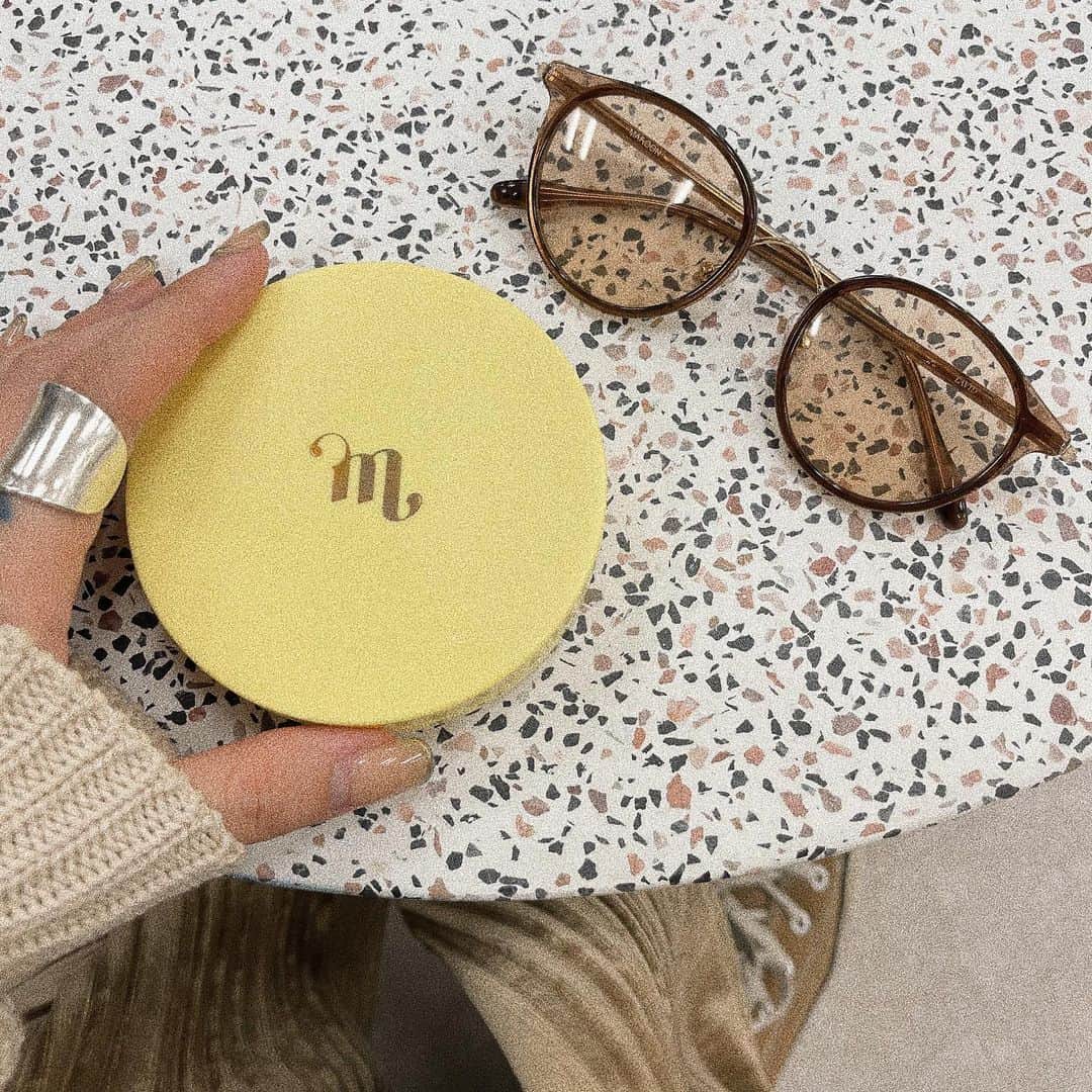 MAOIWATAのインスタグラム：「. mgbskinの信者かてくらい買い漁る最近🥺﻿ (どれもこれも当たりすぎて買っちゃう。)﻿ ﻿ 最近はマスクするからファンデ塗るのも嫌やなーと﻿ 思ってこれと、トーンアップクリームだけ✌️❤️﻿ ﻿ でも、2枚目みたらわかると思うけど﻿ 真っ白すぎて最初まじで「え、ミスった。。」﻿ と思ったけど馴染ませるとどんどん馴染んで﻿ ﻿ むしろツヤツヤで赤みとかも消えるし﻿ 日焼け止めもしつつ皮脂も抑えて艶肌って最強。﻿ prかよと思うぐらいの熱量ですが、﻿ 爆買いしてます🤣🤣🤣✌️﻿ ﻿ これでマスクしたら全然大丈夫👌💓﻿ 肌が綺麗にもっとなりますよーにっ。﻿ ﻿ #mgbskin#megbaby#megoodbeauty#グロウサンクッション #ノーファンデ #素肌メイク #ベースメイク #スキンケア」