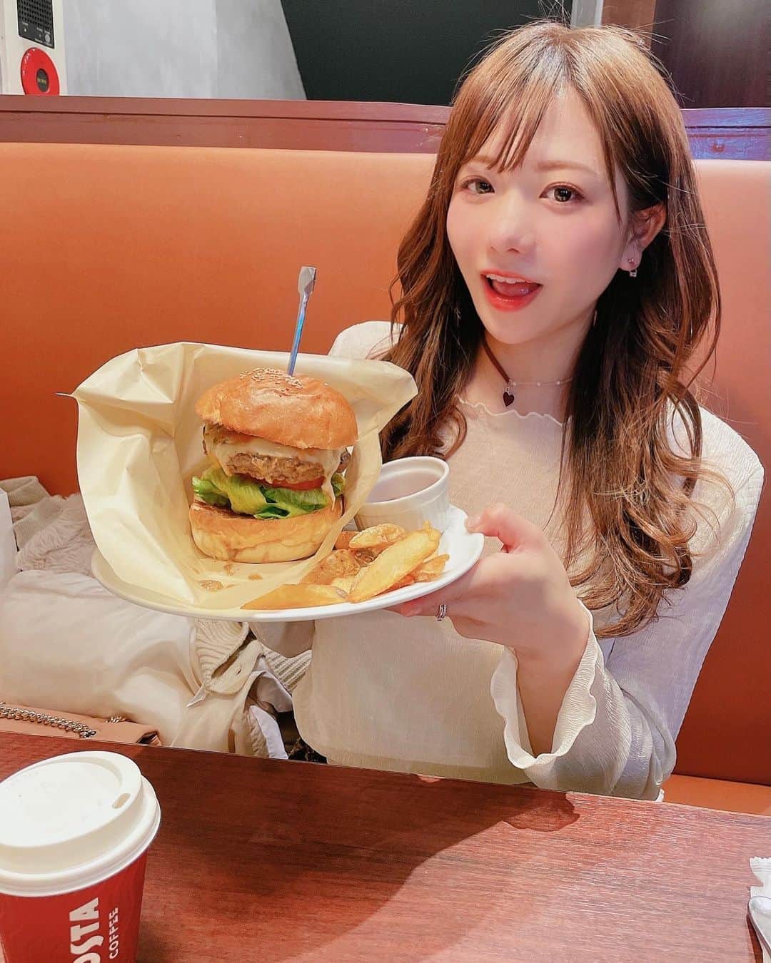 藤崎里菜さんのインスタグラム写真 - (藤崎里菜Instagram)「最近ハンバーガーにハマってる🍔  美味しいハンバーガー屋さん教えてほしいです♪  #ハンバーガー #hamburger #マッシュルームモッチァレラチーズバーガー #神楽坂 #モンスターコーヒーアンドグリル #monstercoffeeandgrill #チョーカー」1月30日 23時38分 - rina_fujisaki
