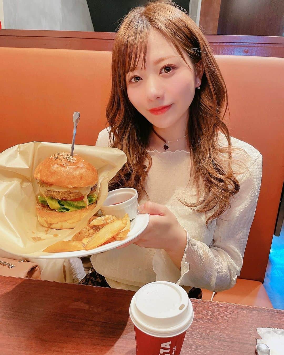 藤崎里菜さんのインスタグラム写真 - (藤崎里菜Instagram)「最近ハンバーガーにハマってる🍔  美味しいハンバーガー屋さん教えてほしいです♪  #ハンバーガー #hamburger #マッシュルームモッチァレラチーズバーガー #神楽坂 #モンスターコーヒーアンドグリル #monstercoffeeandgrill #チョーカー」1月30日 23時38分 - rina_fujisaki