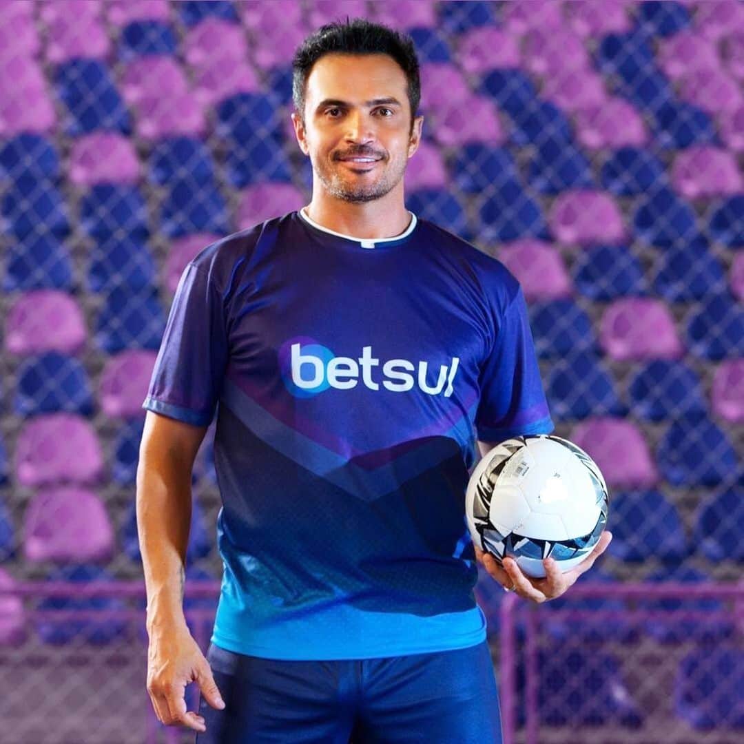 アレッサンドロ・ローザ・ヴィエイラのインスタグラム：「*Passando pra lembrar que hoje é dia de Final de Libertadores e o meu parceiro @betsuloficial está com uma super promoção para todos os clientes. Acesse já o site e confira! Link nos stories.*」