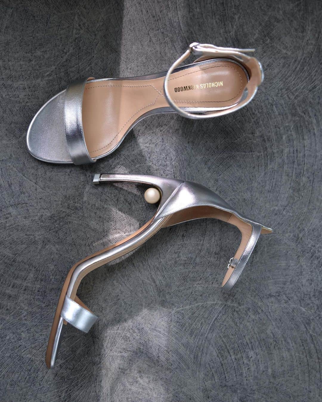 The Outnetのインスタグラム：「Simply sleek in strappy silver sandals. Trying saying that three times fast...  Shop all your favorite Instagram looks, just visit the link in bio"」