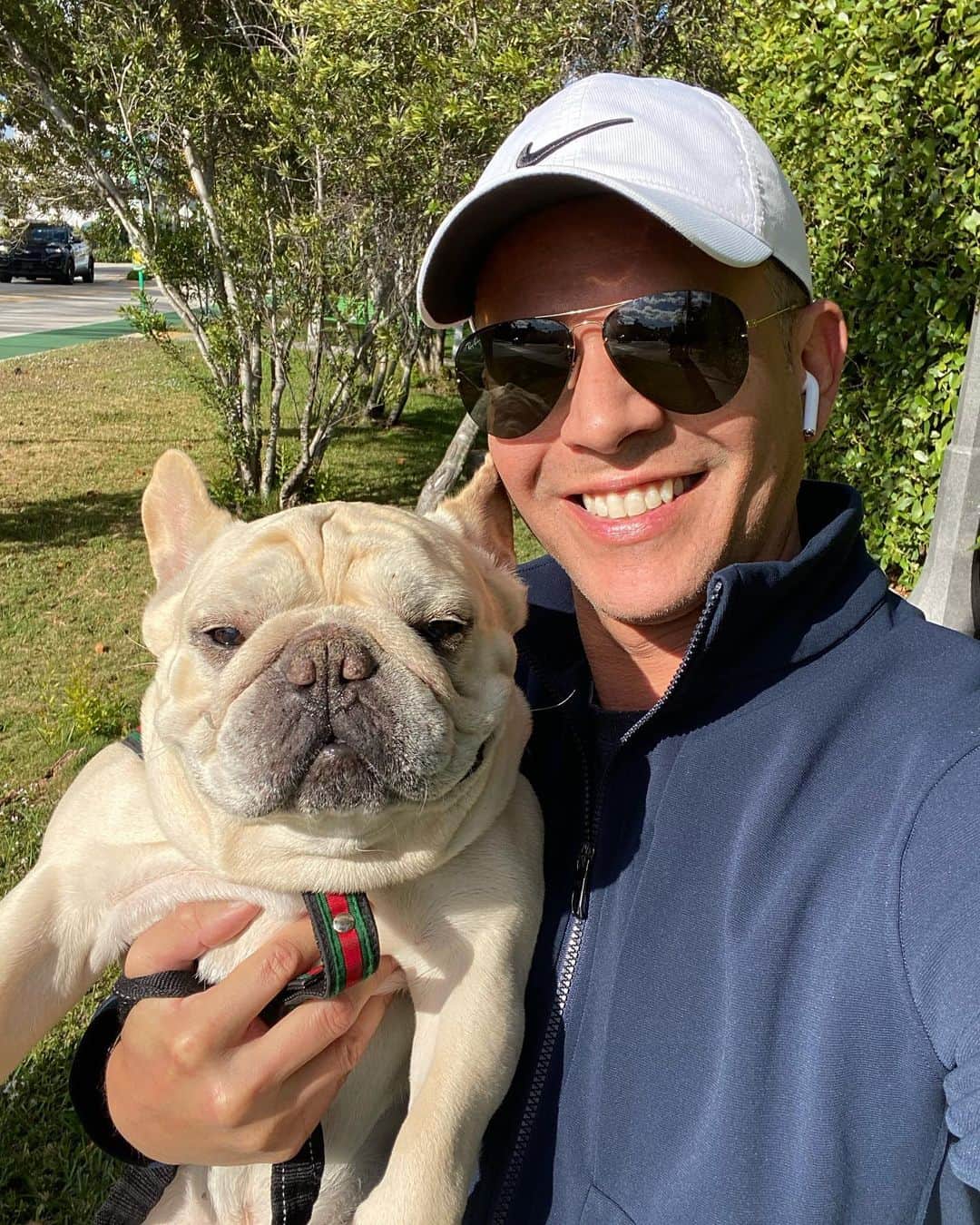 のインスタグラム：「Napoleòn y yo les deseamos un feliz sábado!!! 🐶❤️ #napoleonandcarlota #rodnerfigueroa #frenchie #frenchiesofinstagram #frenchbulldog」