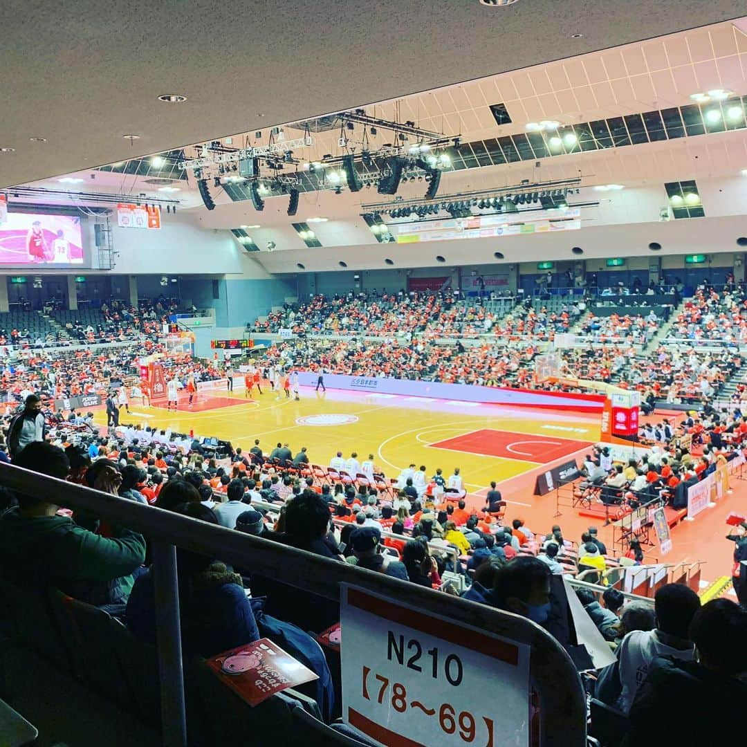 日高央さんのインスタグラム写真 - (日高央Instagram)「生まれ故郷の近くで初B.LEAGUE観戦🏀✨ 地元千葉ジェッツ惜敗だったけどドキュメント観たばかりのキャプテン富樫選手に感情移入しまくりで最高だったね⛹️‍♂️🗯  #Watch #BasketBall #Game #at #HomeTown #Lets #Stay #Bleague #Forever #and #StayPunkForever #with #ChibaJets #OsakaEvessa #TheStarbems」1月30日 23時54分 - hidakatoru