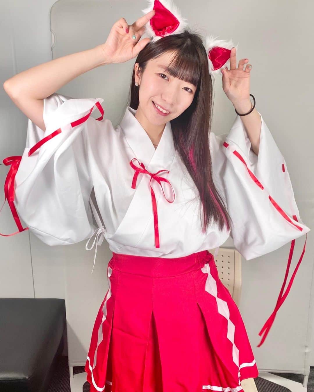 ぱいぱいでか美のインスタグラム：「ぱいぱいでか巫女 . 今月の受注チェキの衣装は猫耳巫女さんでした⛩ 普通に巫女さんするつもりだったけど なんか事務所にセットで置いといてくれてたからつけてみた。笑 マネージャーGJ案件でございます。 今月もチェキ買ってくださった方ありがとう！ 来月も衣装かえてやりますので〜💝 受付の時にまたお知らせしますね。 . #巫女コス #巫女さん #コスプレ #ぱいぱいでか美　#でか美ちゃん」