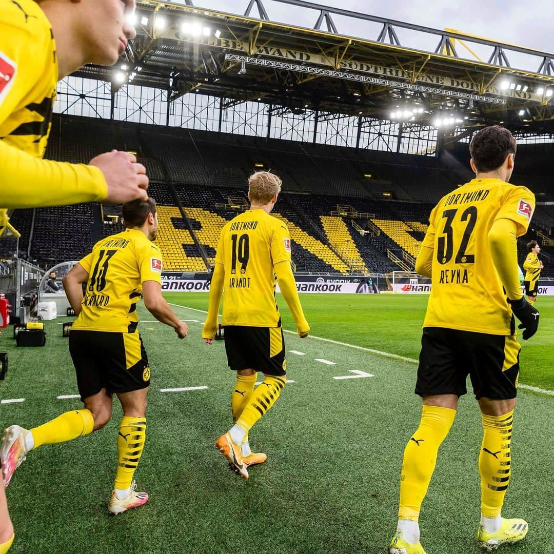 ボルシア・ドルトムントさんのインスタグラム写真 - (ボルシア・ドルトムントInstagram)「💛 Für unseren BVB! #KaempfenUndSiegen  BORUSSIA! BORUSSIA! BORUSSIA! ✊」1月30日 23時56分 - bvb09