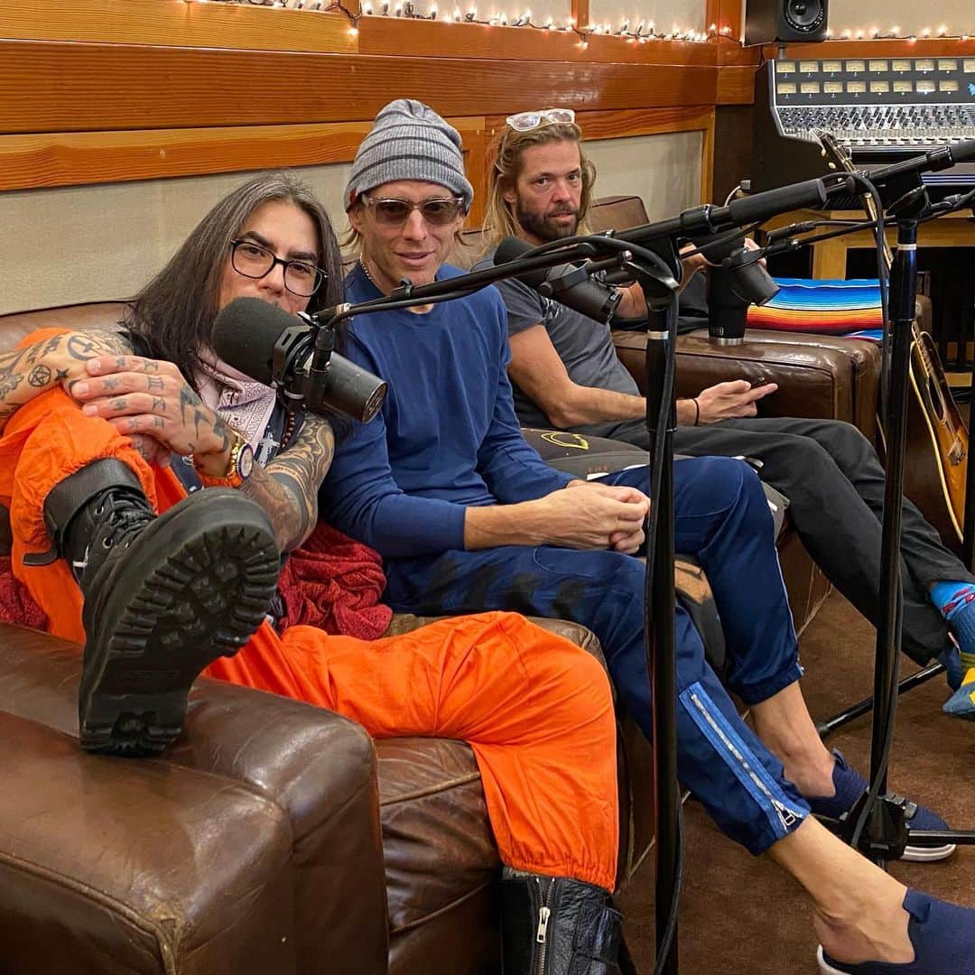 デイヴ・ナヴァロのインスタグラム：「@chrischaneybass and I sitting in with @taylorhawkinsofficial discussing the music we love and playing some of it on The Hawk’s Nest on @siriusxm photo: @johnlousteau #foofightersradio」
