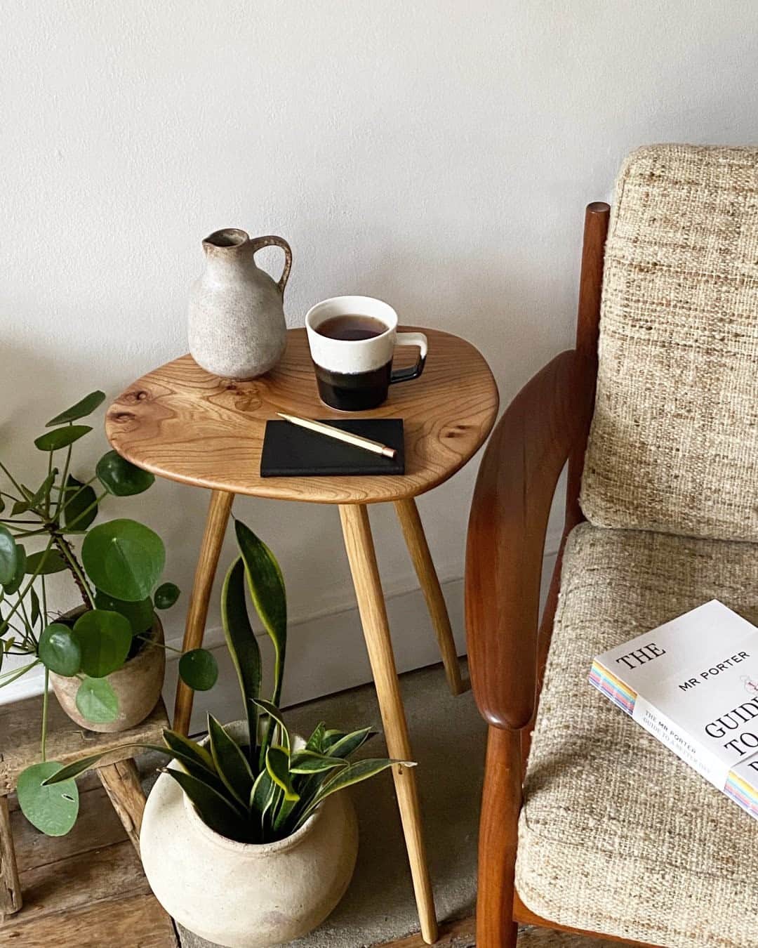 MR PORTERのインスタグラム：「Your challenge, if you choose to accept it: give yourself 20 minutes just for you today. Whether its a solo stroll, a brisk run or, you know, just a cup of coffee and a good book. We'll be taking the latter. ☕📚 #MRPORTERHealthInMind  📸 @odellsstudios  Shop the story: Smythson - Panama Cross-Grain Leather Notebook  Ystudio - Brass and Copper Mechanical Pencil  The Mr Porter Paperback - The MR PORTER Guide to a Better Day Paperback Book」