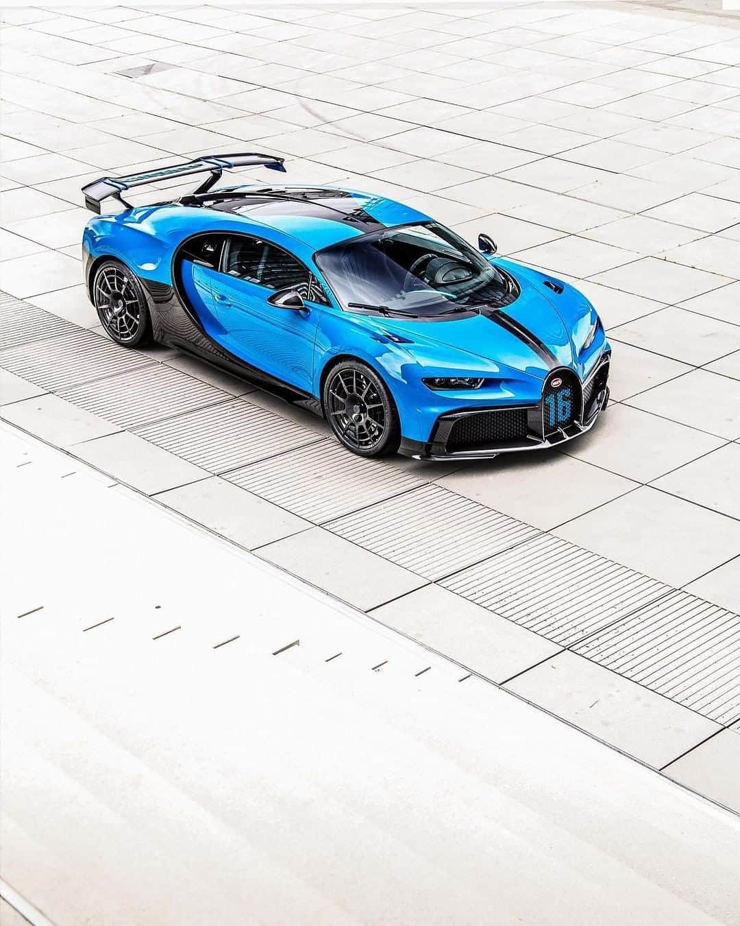 ブガッティさんのインスタグラム写真 - (ブガッティInstagram)「Geometry that brings out the symmetry and fierce design of the CHIRON Pur Sport.  #BUGATTI #BUGATTIChironPurSport #CHIRONPurSport  _  WLTP: Fuel consumption, l/100km: low 44.6 / medium 24.8 / high 21.3 / extra high 21.6 / combined 25.2; CO2 emissions, combined, g/km: 572」1月31日 0時00分 - bugatti