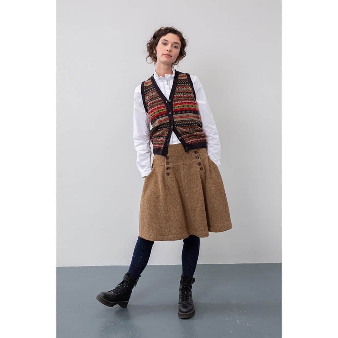 キャベジズ&ローゼズのインスタグラム：「Bottoms Up - glorious tweed for the chilly months ahead. Seen here in the Bell skirt with the Lemmy shirt in organic cotton #britishmade #britishfashion #cabbagesandrosesfashion #somerset #brutonhighstreet #somerset #cabbagesandroses #organic #tweed #britishwool #madewithlove」