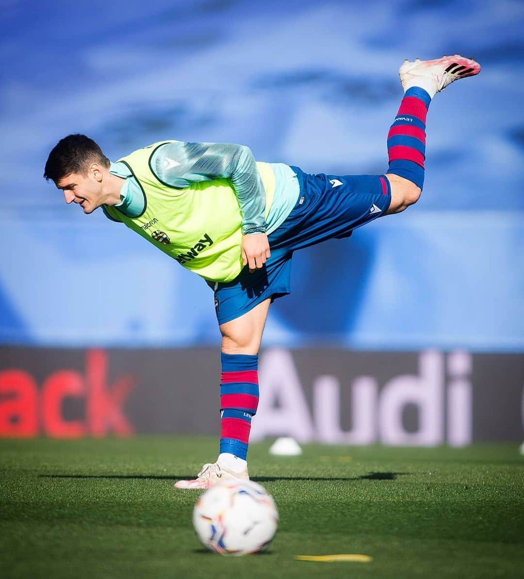 レバンテUDさんのインスタグラム写真 - (レバンテUDInstagram)「🐸🔥 WARM UP 🔥🐸   #OrgullGranota #MachoLevante #LevanteUD #LaLiga #LaLigaSantander #LUDInside #EnPeligroDeExpansión #football #RealMadridLevante」1月31日 0時05分 - levanteud