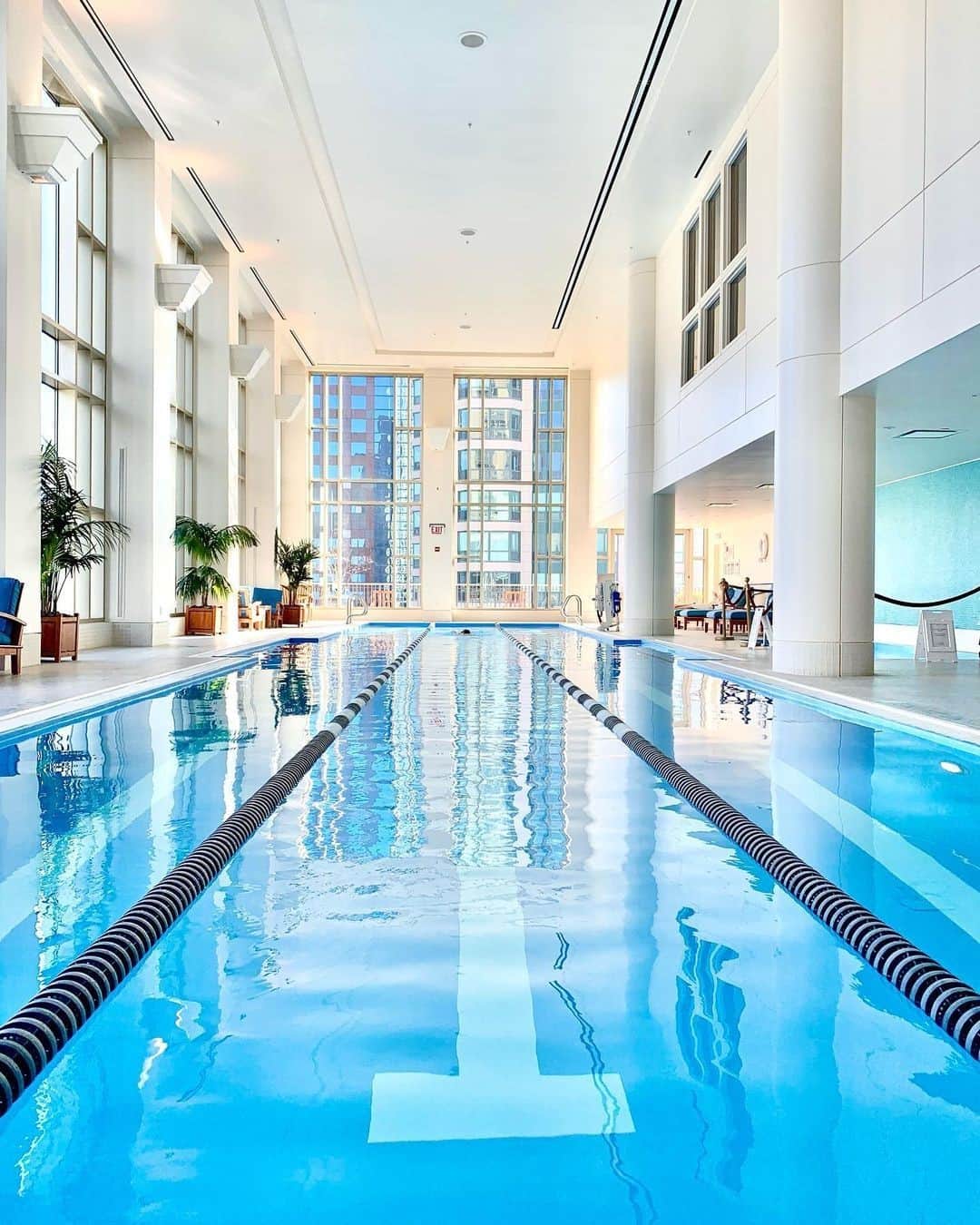 のインスタグラム：「No matter how chilly the weather outside, you can always enjoy a dip in @thepeninsulachi’s indoor pool. 📷 @athena.travel.group⁣ ⁣ ⁣ ⁣ ⁣ ⁣ ⁣ #peninsulahotels #luxuryhotelexperience #fivestarservice #peninsulastay #chicago #staycation #chicagotravel #chicagolife #chicagogram」