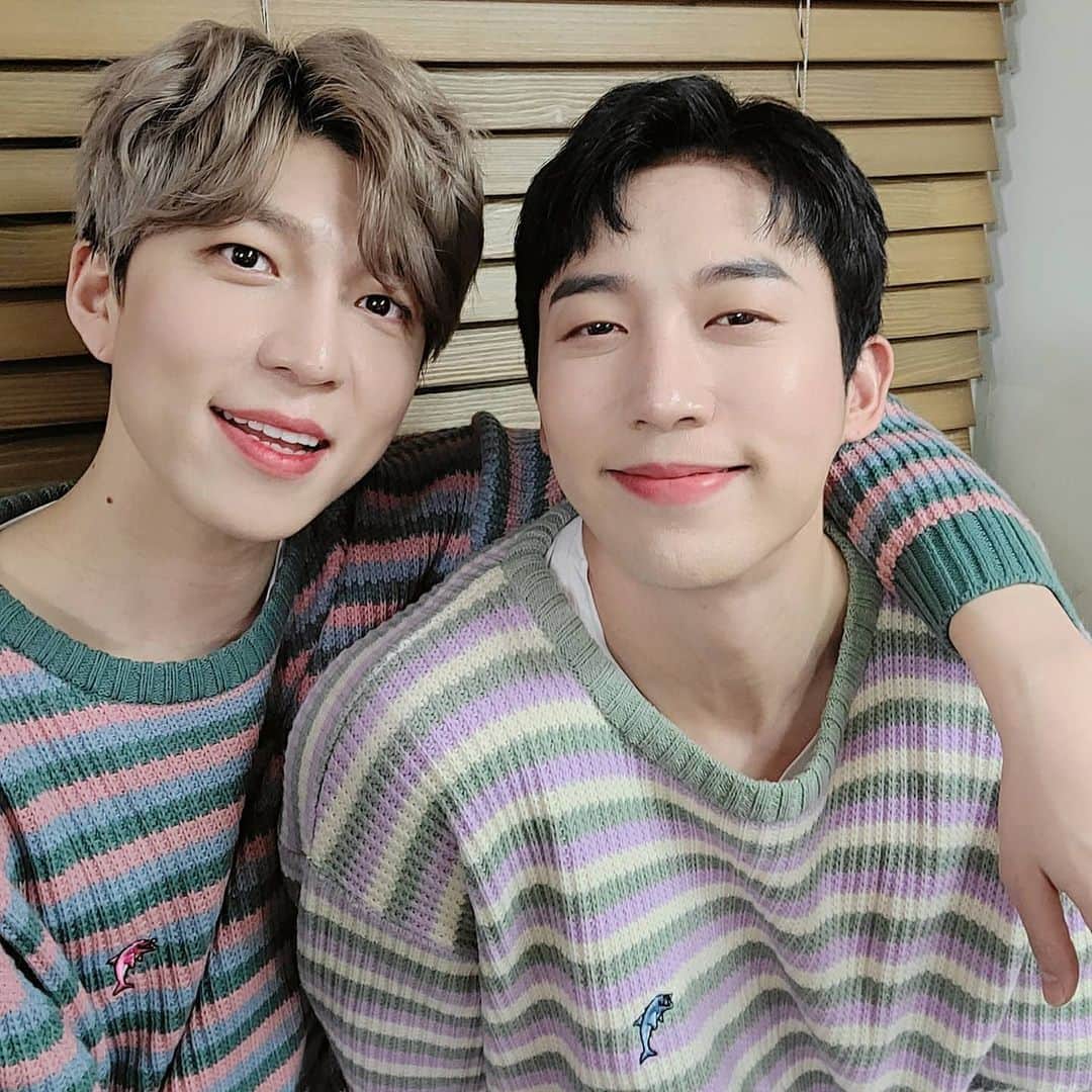 U-KISS（ユーキス）のインスタグラム：「[#유키스] 여러분 '꿈꾸라' 잘 들으셨나요? 내일 조금은 이른 일요일 아침 7시 '김영철의 파워FM'에 수현&훈이 함께합니다🎉 모두 꿀잠자고 내일 함께 들으시면서 상쾌한 아침 맞아봐요😴  #UKISS #I_Wish  #SOOHYUN #수현 #HOON #훈  #김영철의파워fm #철파엠 #107.7MHz」