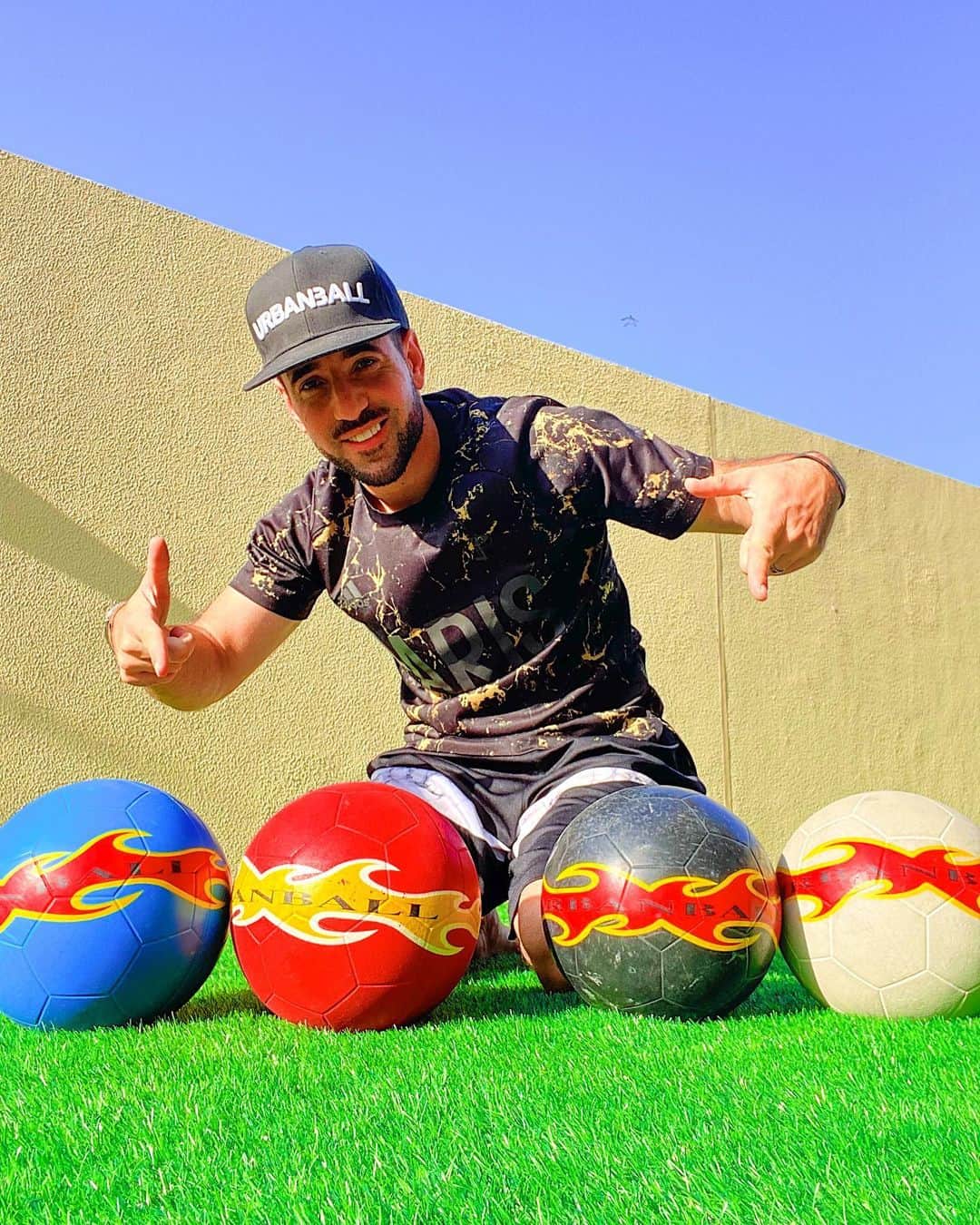 ショーン・ガルニエのインスタグラム：「4 giveways for you ! 🎁  4 Urbanball, you decide which one you want to win ! ✅  - Follow @urbanball ⚽️ - Tell me in comments which ball color you want to win ✨ - Comment as much as you can ! 🔥  Gogogo ! Winners will be announced tomorrow ! 💥   Good luck 🍀」