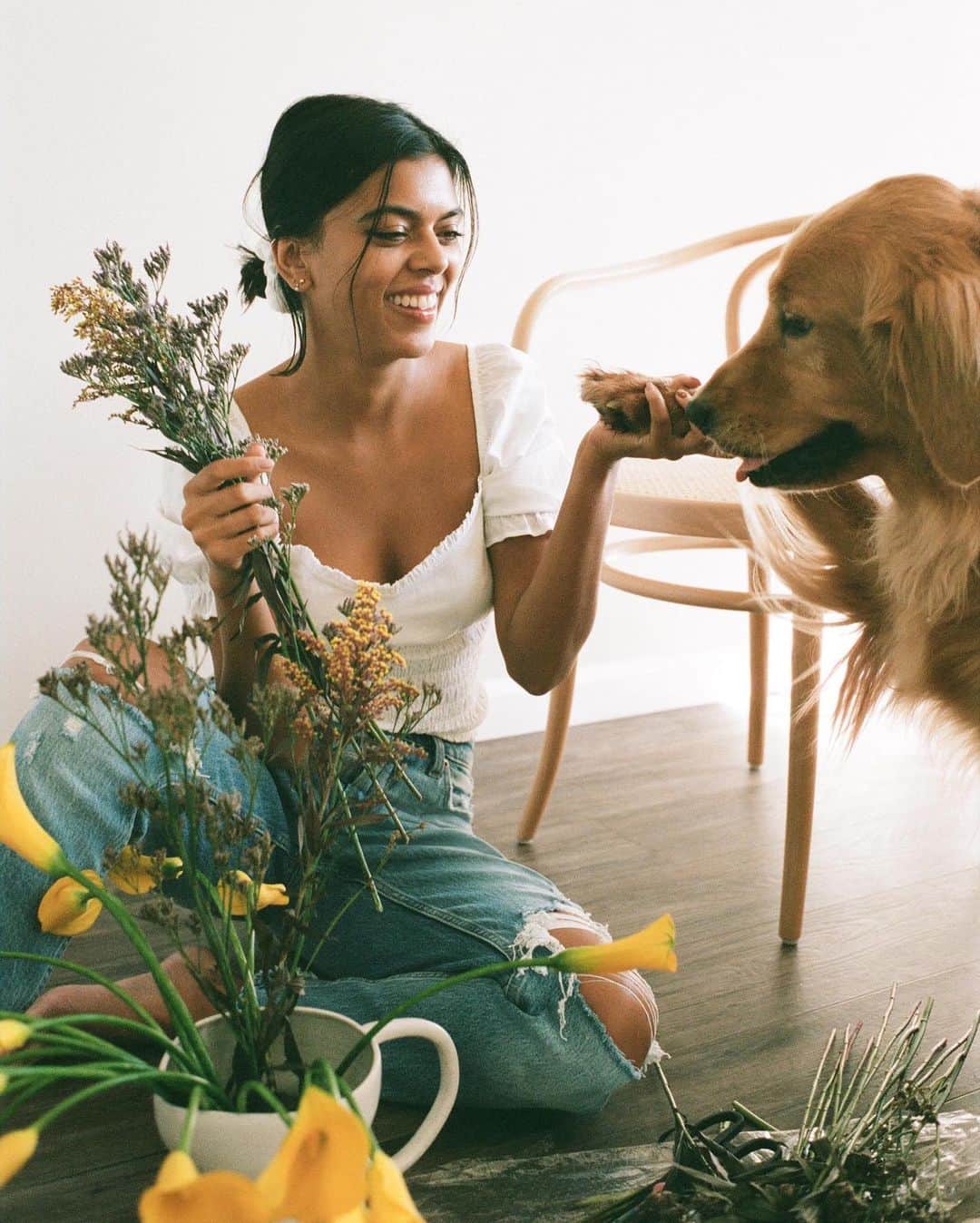 Abercrombie & Fitchさんのインスタグラム写真 - (Abercrombie & FitchInstagram)「Why wait for your virtual date to send flowers? 🌼🐾   @catchmeeksifyoucan in new arrivals.  📸: @shanemccauley」1月31日 0時38分 - abercrombie