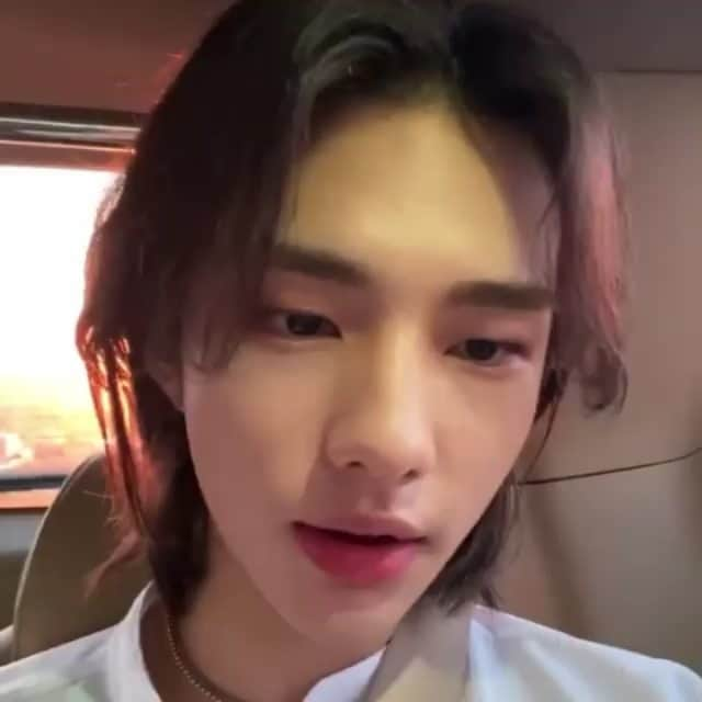 ファン・ヒョンジンのインスタグラム：「Omg😭  -IqlimHwang- [Jangan lupa cek snapgram/instastory ya!] Don't forget to follow! 🐦@real.hyunjinstraykids🐦 •Like and Comment💜 •Repost? Tag or Cr🍃 •Tag your friends🍃 #HwangHyunjin #Hyunjin #황현진 #현진 #real_hyunjinstraykids #Kimseungmin #jeongin #changbin #in #leeknow #minho #han #jisung #seungmin #bangchan #Felix #hyunjinstraykids #hyunjinvideo #kpop #straykidsvideo」