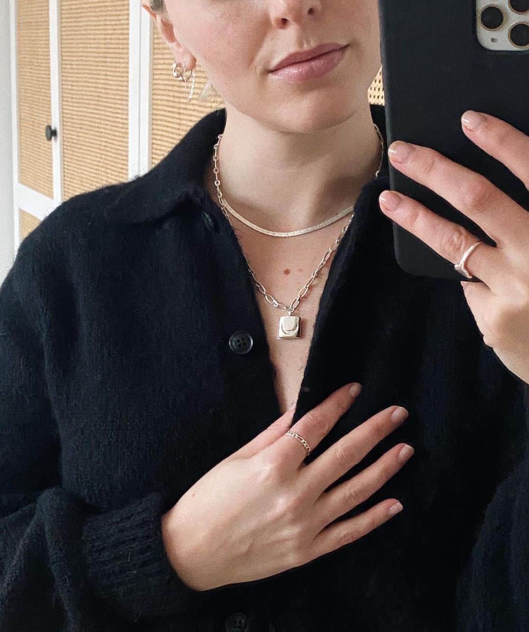 Estée Lalondeのインスタグラム：「🌙 @daisy_jewellery Luna Lock necklace 🤤 #esteelalondeXdaisy (paired with my short snake chain!) 🐍 {ad•brand collab}」