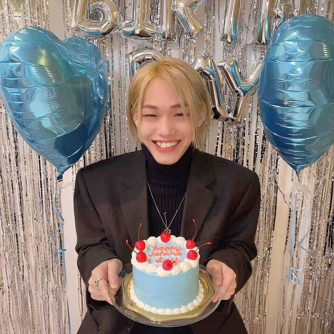 いっくんさんのインスタグラム写真 - (いっくんInstagram)「今日で23歳になりました！！ 嬉しいです！！今年は誕生日にインスタライブしてるし、すごい自分の誕生日を祝いたい気分になった！  年々、人間らしいことして大人になっているなぁと感じます。  これも全ていくらちゃん達の応援のおかげです。 毎年いろんな事があるけどこうやって幸せに誕生日を祝えて嬉しいです。 できることならいくらちゃん達全員の誕生日も祝いたいです。  ほんといい年にするぞぉ！！ 今年の23歳は登録者200万人と禁断ボーイズ6周年までに禁断ボーイズのファンネーム考えることです💙 絶対幸せになります！そしていくらちゃん達を必ず幸せにします！  みんなお祝いありがとう。」1月31日 0時46分 - ikuo16