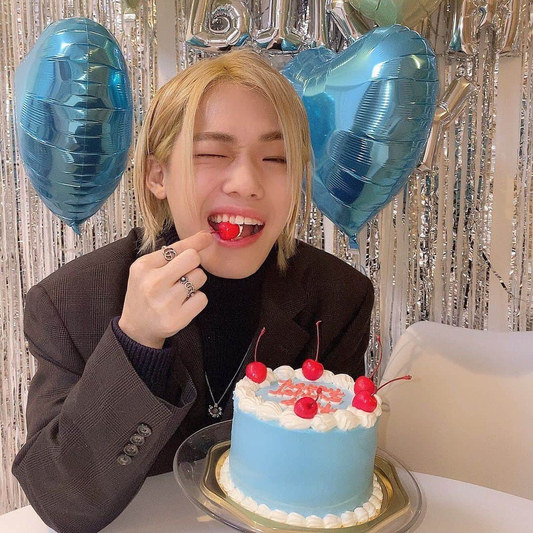 いっくんさんのインスタグラム写真 - (いっくんInstagram)「今日で23歳になりました！！ 嬉しいです！！今年は誕生日にインスタライブしてるし、すごい自分の誕生日を祝いたい気分になった！  年々、人間らしいことして大人になっているなぁと感じます。  これも全ていくらちゃん達の応援のおかげです。 毎年いろんな事があるけどこうやって幸せに誕生日を祝えて嬉しいです。 できることならいくらちゃん達全員の誕生日も祝いたいです。  ほんといい年にするぞぉ！！ 今年の23歳は登録者200万人と禁断ボーイズ6周年までに禁断ボーイズのファンネーム考えることです💙 絶対幸せになります！そしていくらちゃん達を必ず幸せにします！  みんなお祝いありがとう。」1月31日 0時46分 - ikuo16